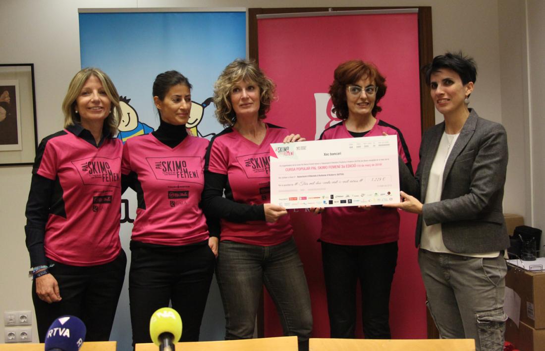 Inés Martí ha rebut el xec amb la recaptació de la Pal Skimo femení 2019.