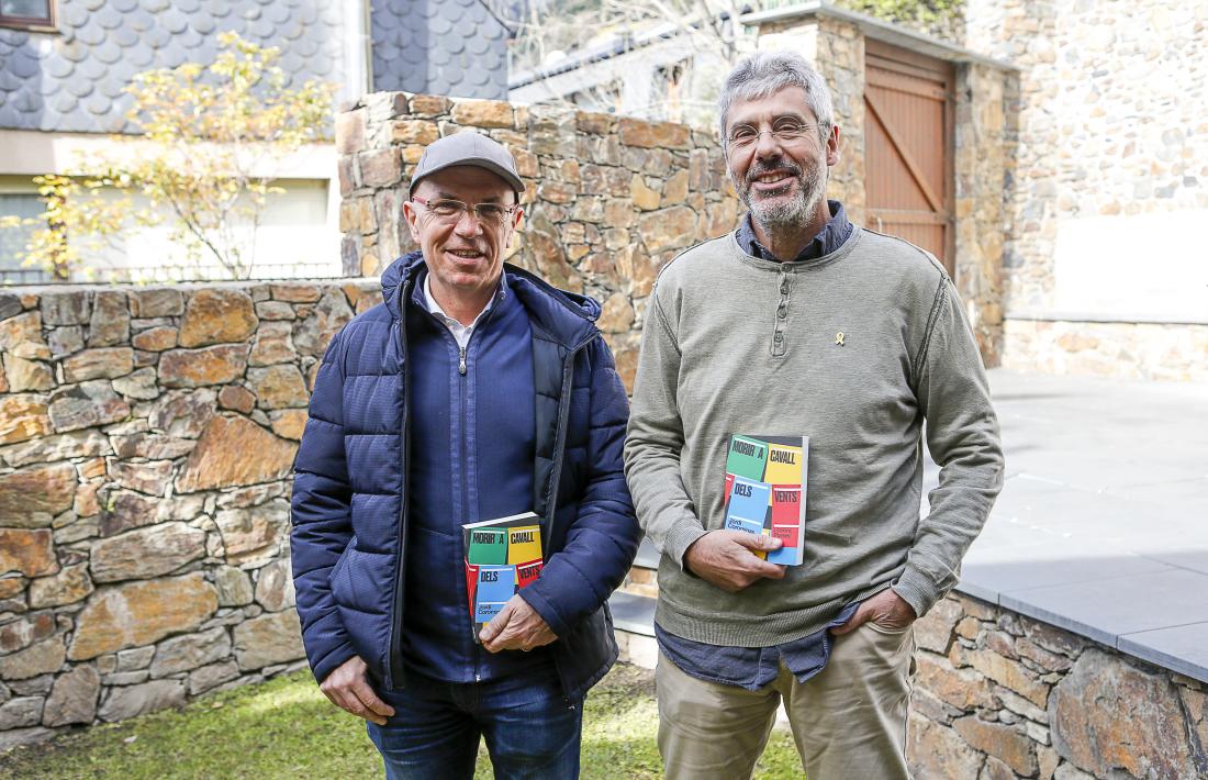 Els autors de 'Morir a cavall dels vents', Jordi Corominas i Llorenç Planes, ahir a la seu d'Editorial Andorra.