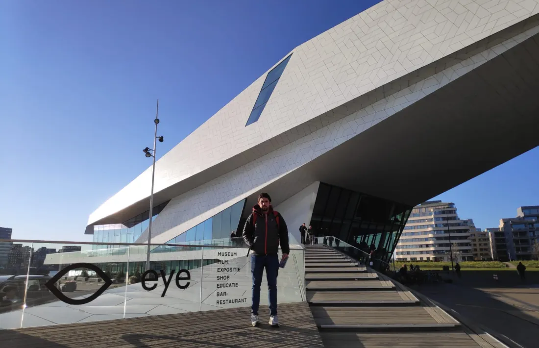 El director encampadà, davant de The Eye, l’auditori on aquest migdia presentarà ‘Le Blizzard’.