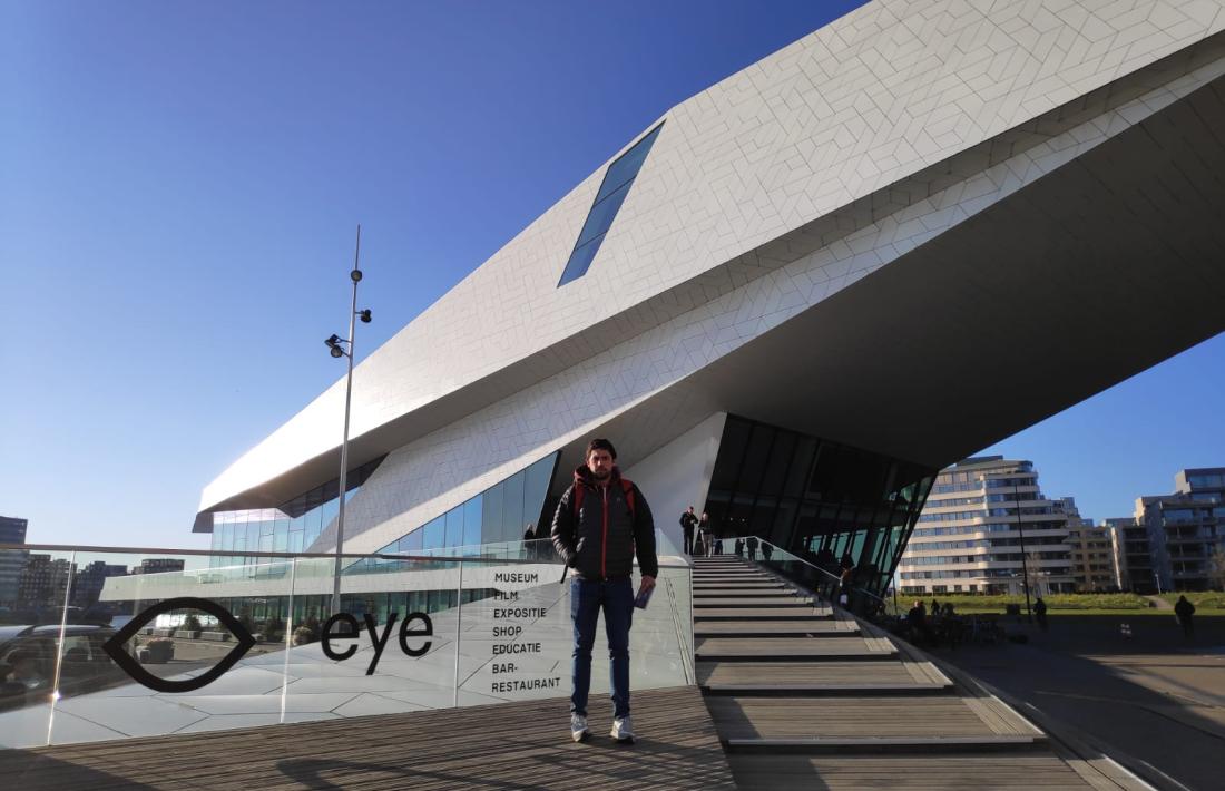 El director encampadà, davant de The Eye, l’auditori on aquest migdia presentarà ‘Le Blizzard’.