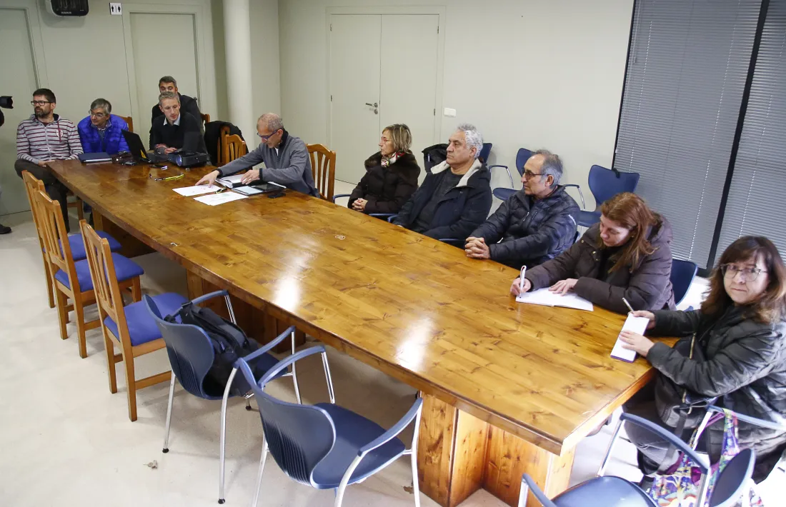 Un moment de la reunió mantinguda ahir entre els veïns de l’Aldosa i FEDA.
