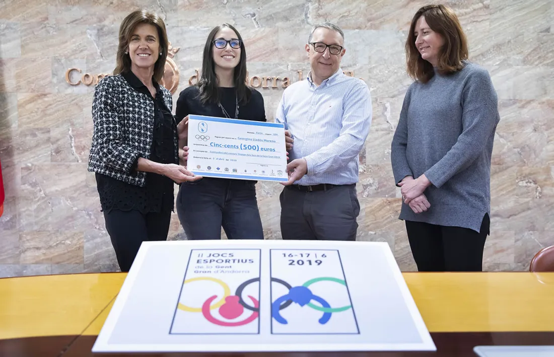 La consellera de Social i Participació Ciutadana del comú d’Andorra la Vella, Ester Vilarrubla, amb la guanyadora del concurs per crear la imatge dels Jocs, Georgina Lladós, i Jordi Cerqueda, del COA.