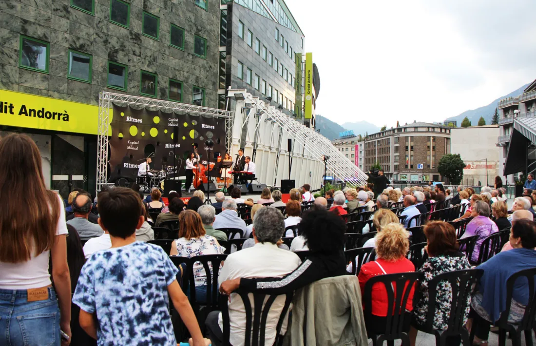Un dels concerts del cicle 'Ritmes' a la plaça de la Rotonda.