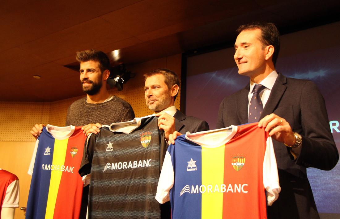 Gerard Piqué, fundador i president de Kosmos; Lluís Alsina, director general de MoraBanc, i Ferran Vilaseca, Kosmos Head of Division, amb la samarreta de l'FC Andorra.