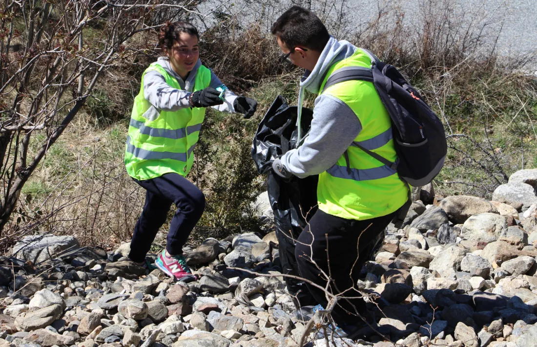Joves del moviment 'Fridays For Future' netejant el berenador de la Comella.