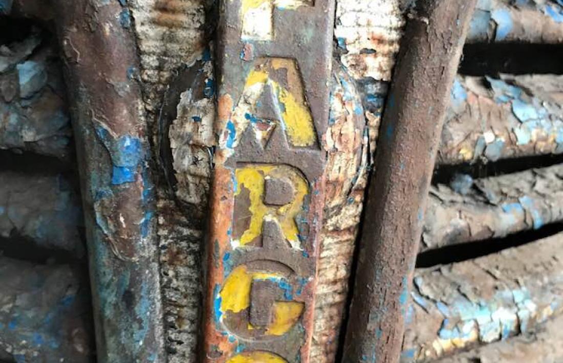 El morro del vehicle, amb la marca encara pintada amb el groc original.