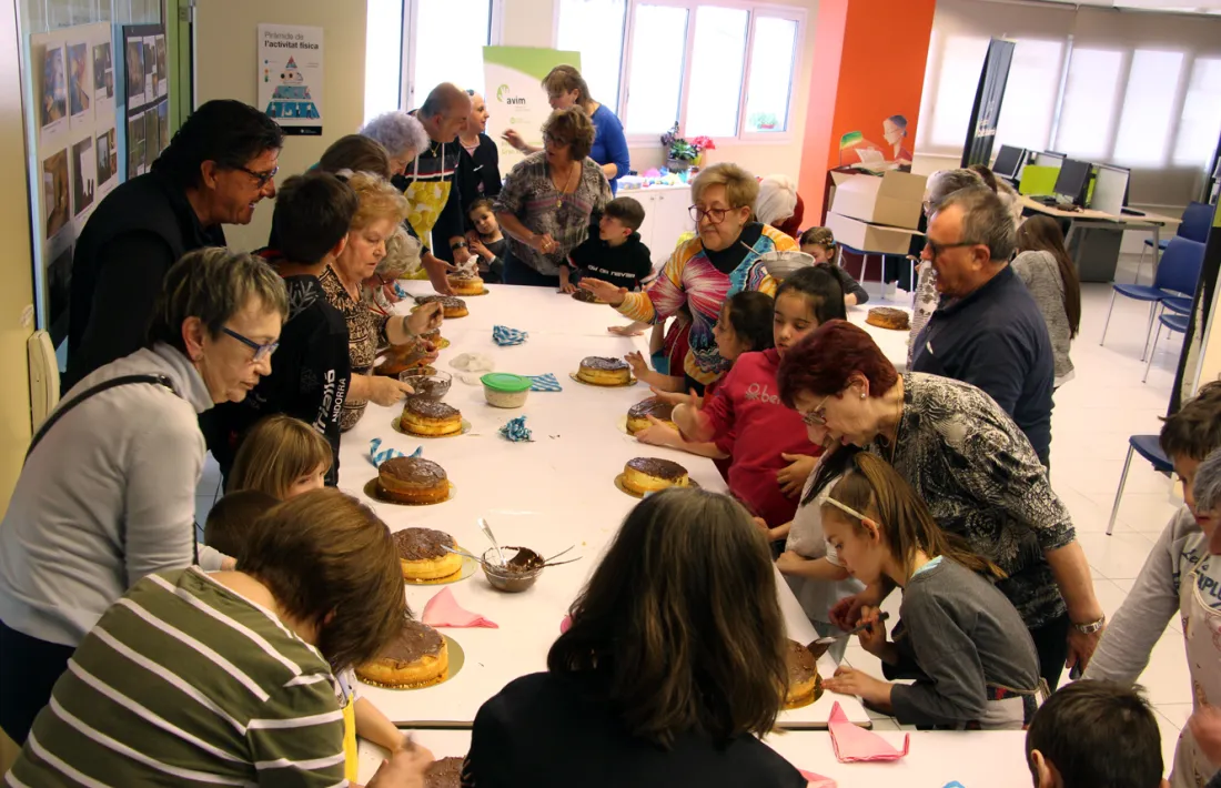 Taller intergeneracional de mones de Pasqua organitzat per l'Associació de Gent Gran Voluntària (AVIM).