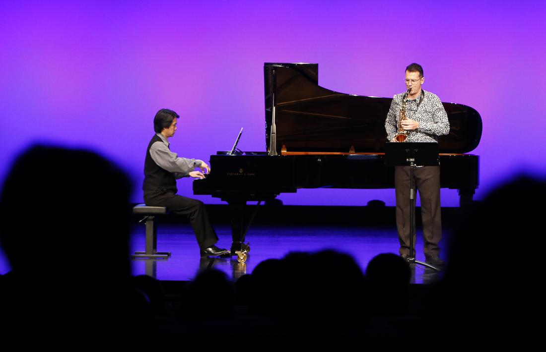 Concert de Nacho Gascón, membre del jurat del Sax Fest, acompanyat del pianista Takahira Mito, ahir al Centre de Congressos.