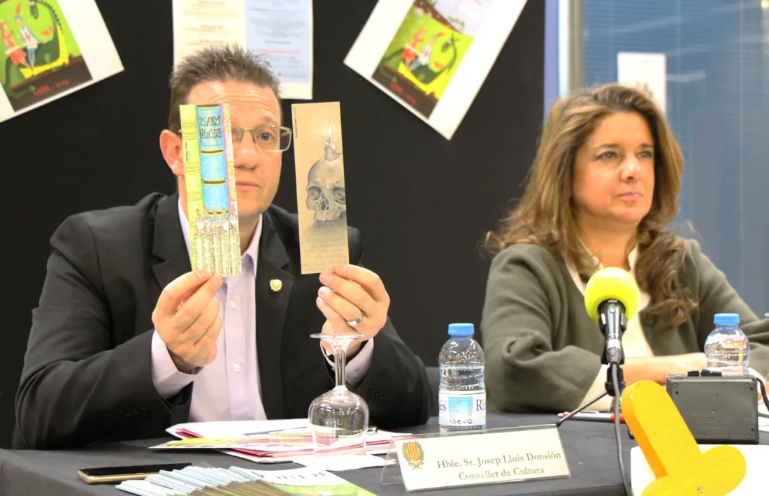 El conseller de Cultura, Josep Lluís Donsión, mostra els punts de llibre guanyadors de l'edició del 2018.