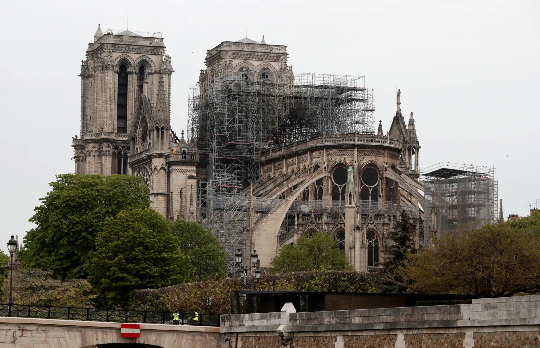 Imatge general de la catedral de Notre-Dame, amb el foc ja extingit, sense l'agulla central, que s'ha esfondrat.