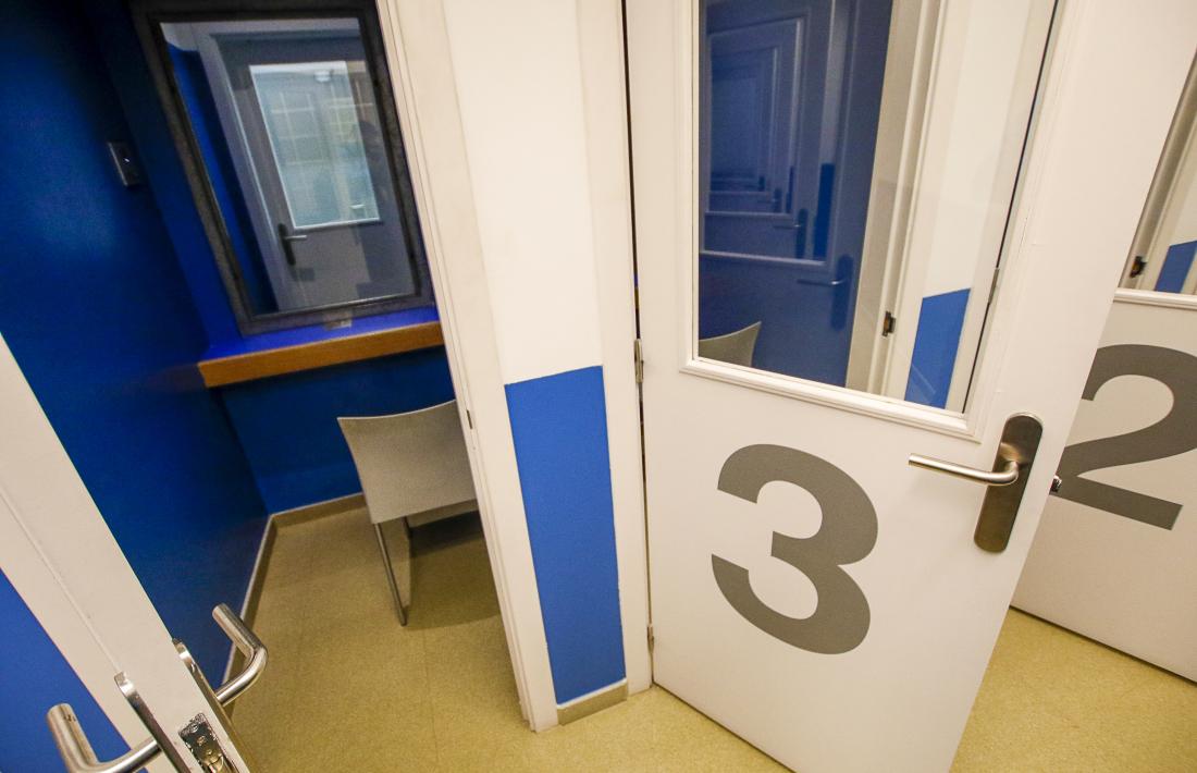 Zona de visites amb separació física del centre penitenciari de la Comella.