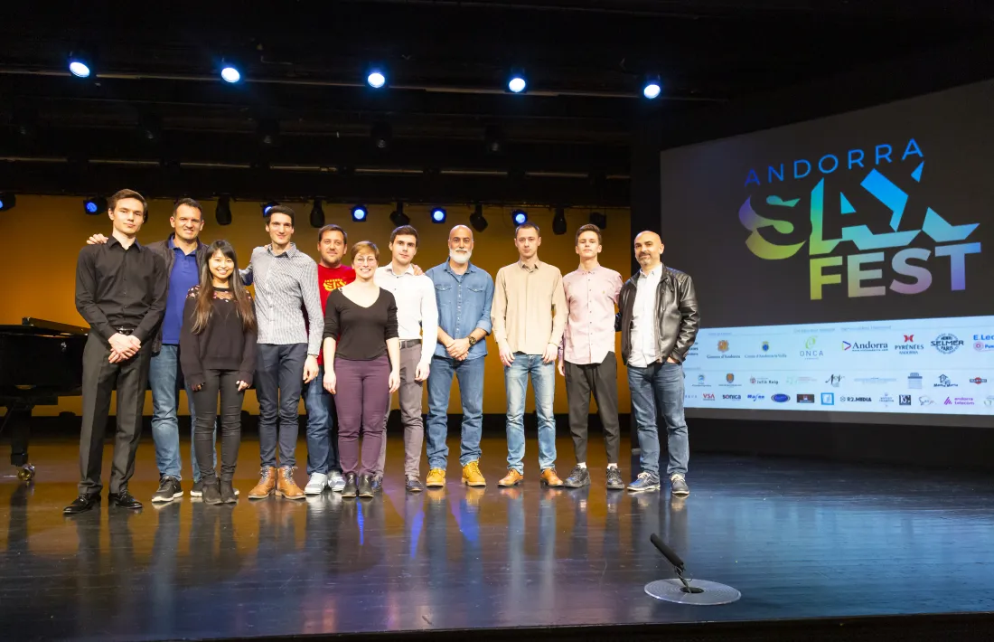 Foto de família dels finalistes del Sax Fest amb els membres del jurat, ahir al Centre de Congressos, on tenen lloc les audicions.