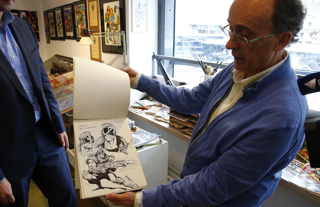 Pieras mostra un dels quaderns amb esbossos que s'exposen a l'Espai Ezquerra.