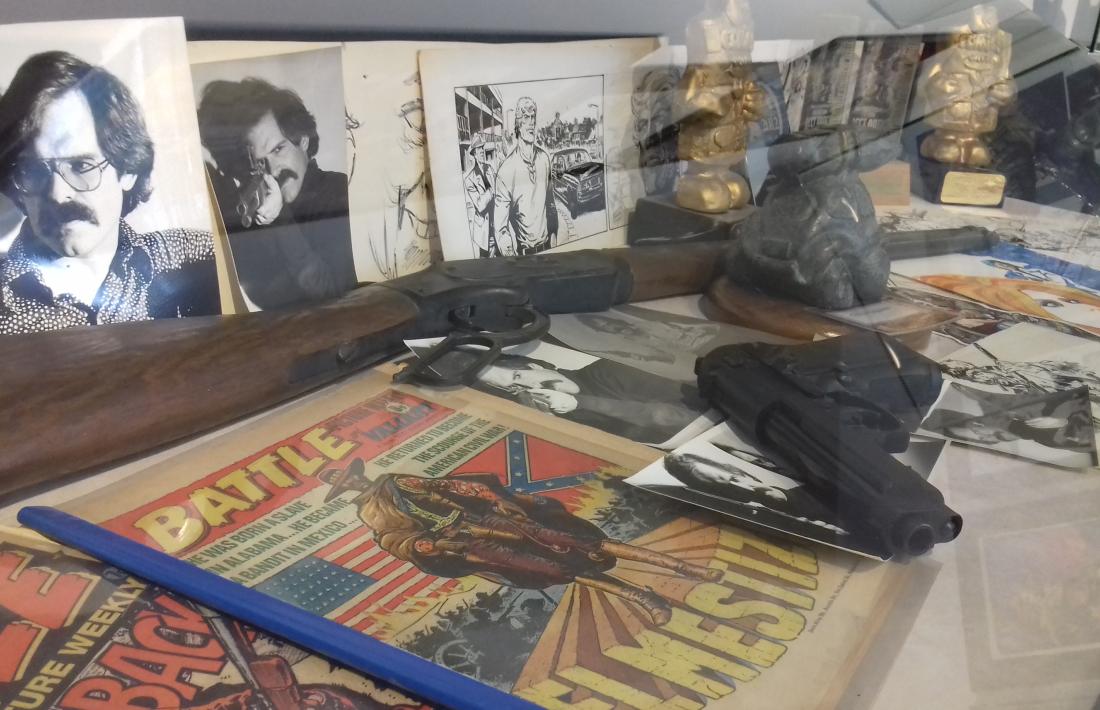 Detall de les vitrines, amb esbossos, originals, marxandatge i objectes en què s'inspirava Ezquerra per als seus dibuixos.