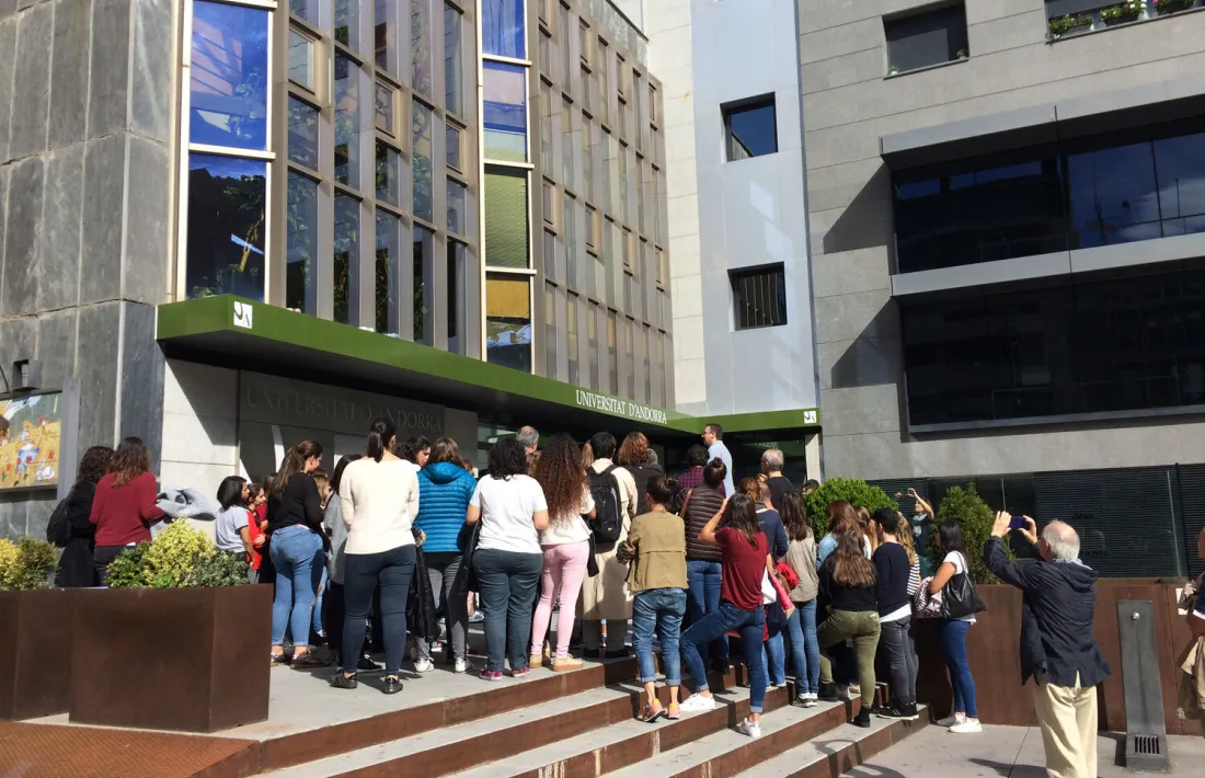 Alumnes a l'entrada de la Universitat d'Andorra.