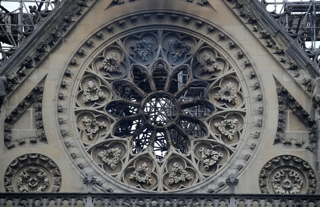El rosetó de la catedral de Nôtre-Dame, sense vitralls i amb marques negres pel fum de l'incendi.