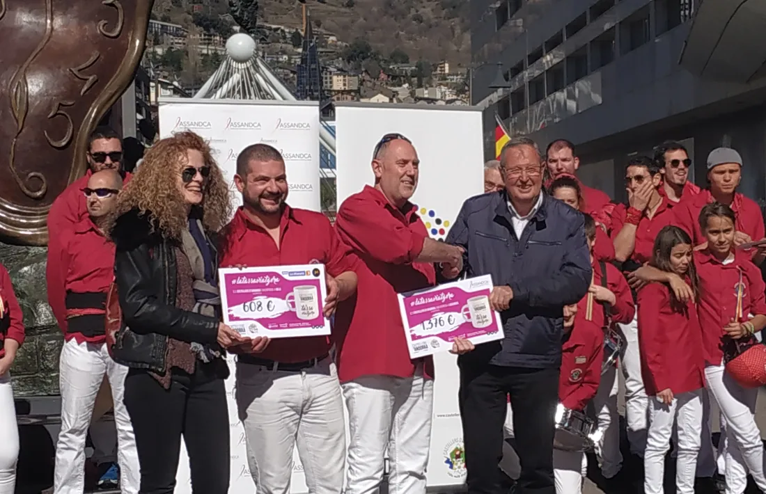 Un moment de l'entrega dels diners recaptats amb la venda de la tassa solidària.