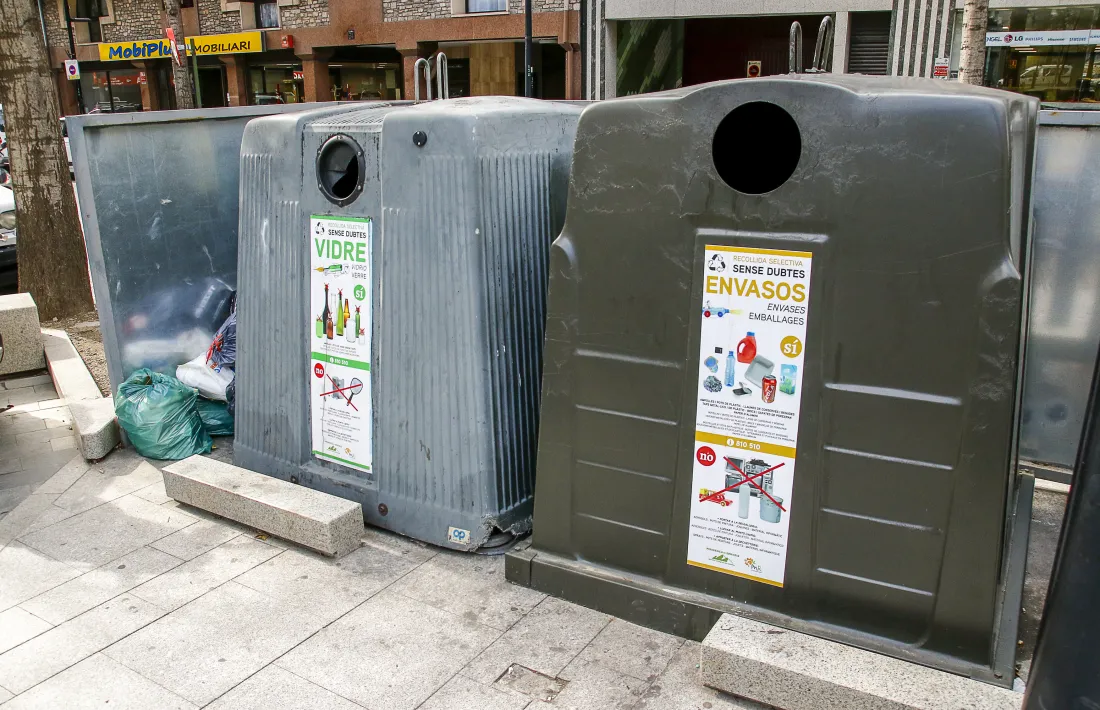Contenidors de reciclatge al centre d’Andorra la Vella.