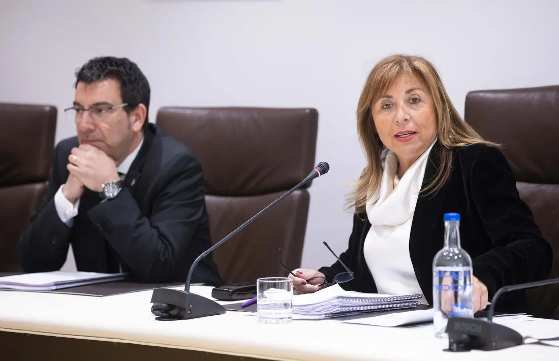 Els cònsols major i menor d'Andorra la Vella, Conxita Marsol i Miquel Canturri, durant la sessió de consell de comú celebrada aquest dimecres.