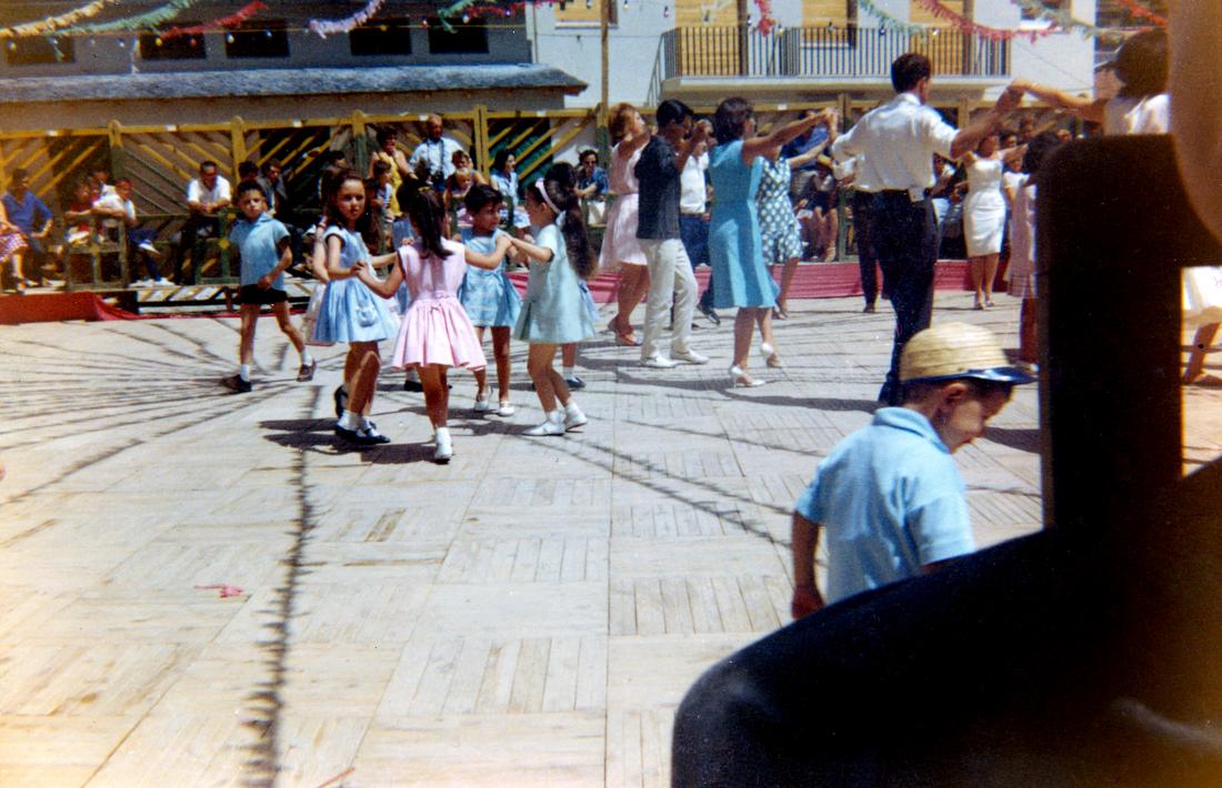 Els infantils de l'esbart Sant Romà, en acció.