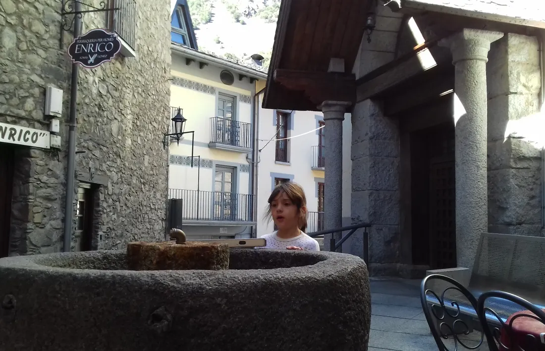 La font del racó del mestre Fontbernat, sense el bronze de Teruggi, la setmana passada.