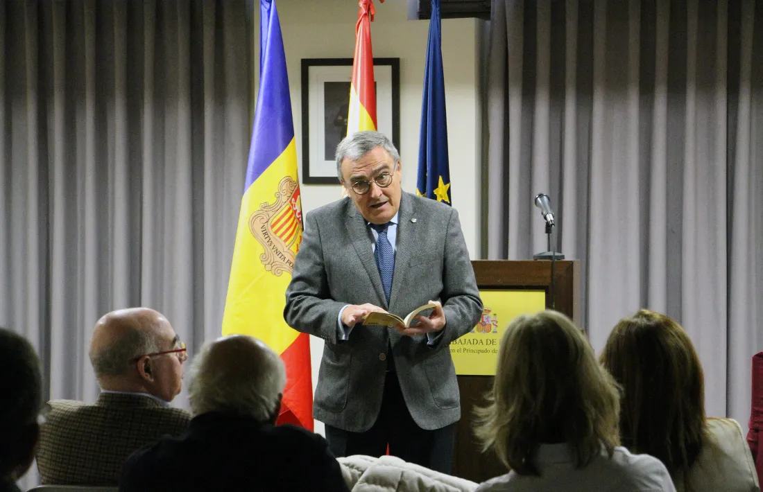 L'ambaixador espanyol a Andorra, Àngel Ros, durant la lectura pública d''El Quixot' a l'ambaixada.