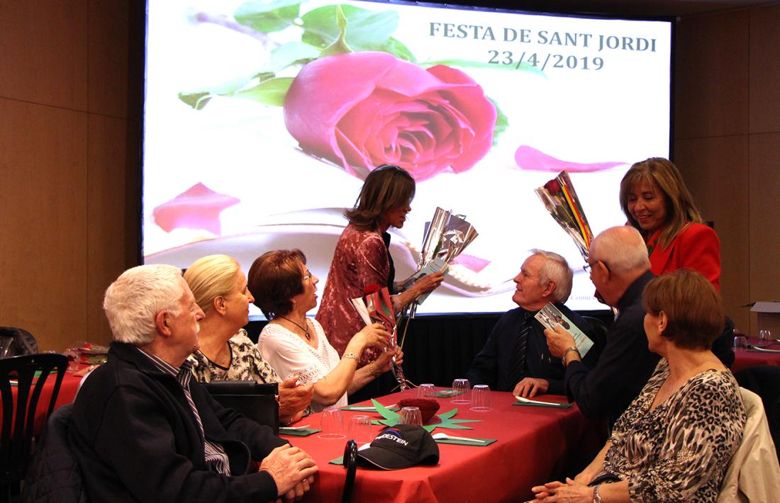 La cònsol major d'Andorra la Vella, Conxita Marsol, i la consellera de Social i Participació Ciutadana, Ester Vilarrubla, en el repartiment de roses i llibres.