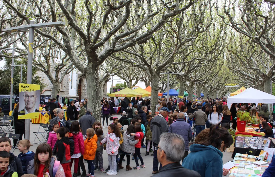 El passeig Joan Brudieu amb les parades de la Diada de Sant Jordi.