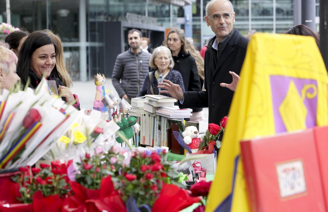 Antoni Martí va visitar ahir les parades de llibres i roses de la plaça del Poble.