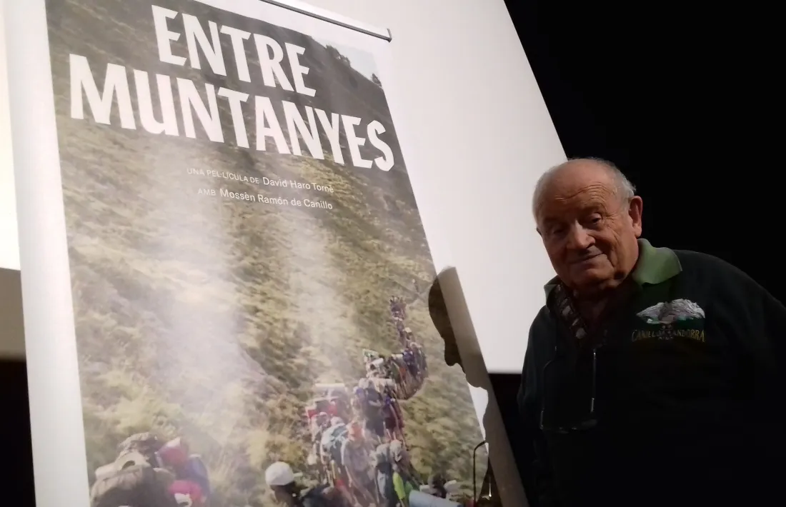 Mossèn Ramon, amb el cartell del documental que es va estrenar ahir als cines Illa i que es projectarà comercialment a partir de divendres.