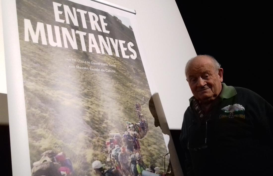 Mossèn Ramon, amb el cartell del documental que es va estrenar ahir als cines Illa i que es projectarà comercialment a partir de divendres.