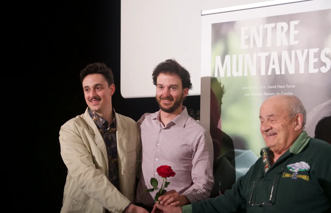 El director d''Entre muntanyes, David Haro, amb el productor executiu, Jaume Planella, i mossèn Ramon, ahir als cines Illa; avui hi tornen.