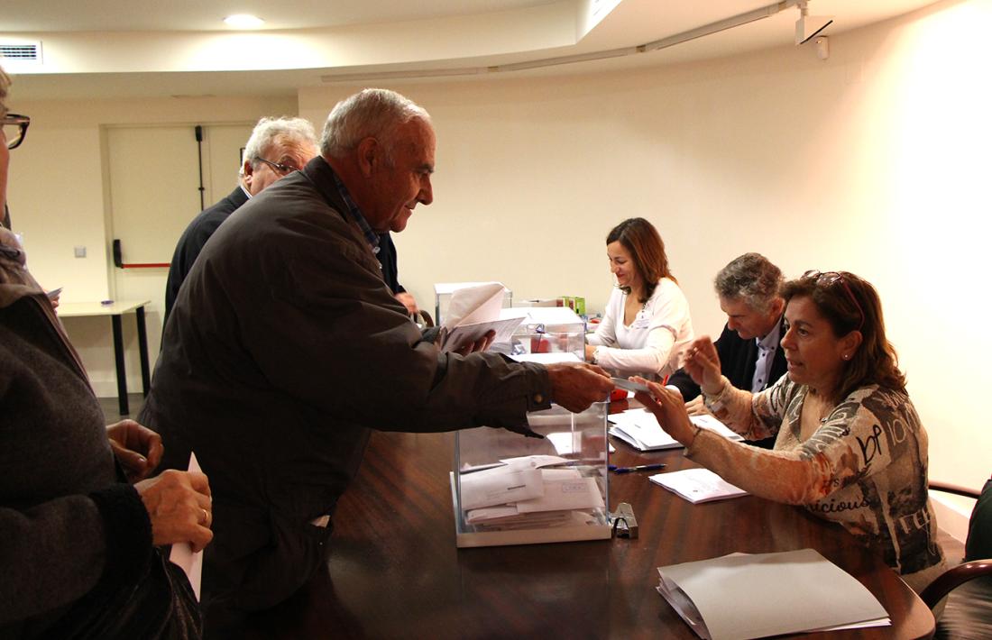 Un elector dipositant el vot al consolat espanyol.