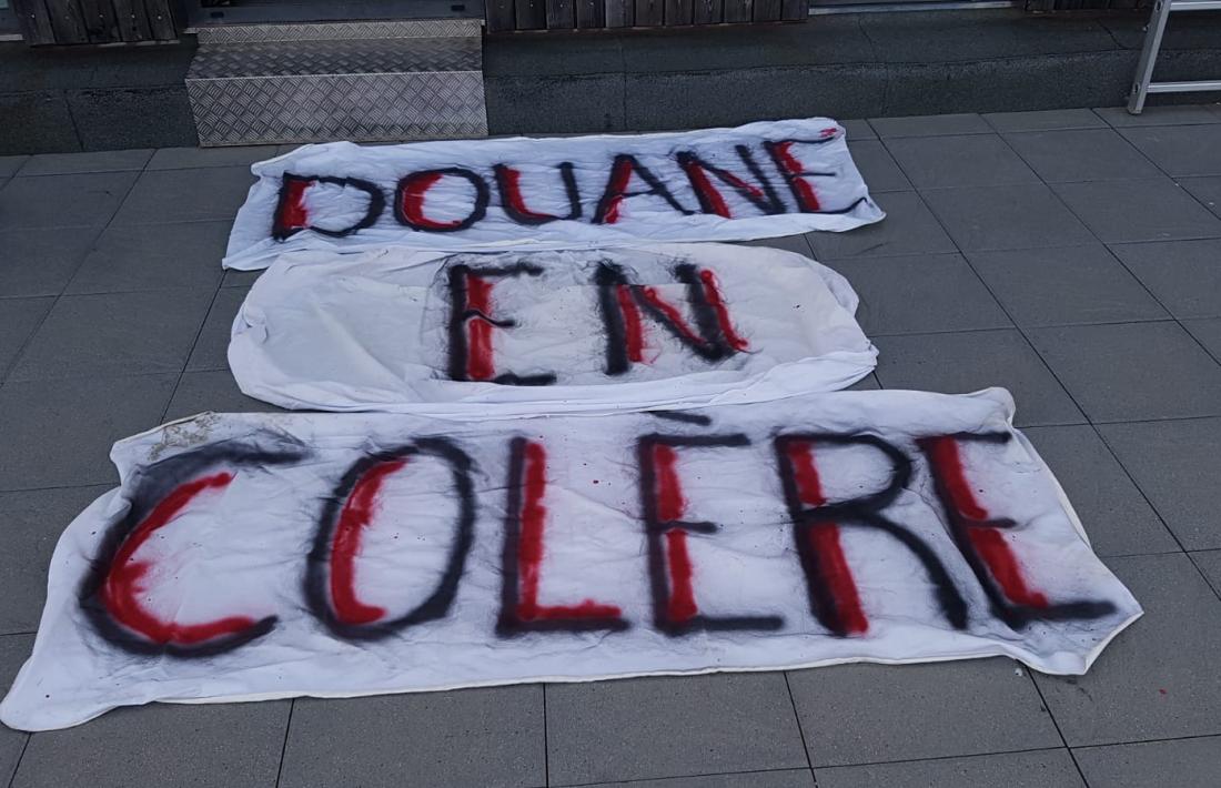 Una de les pancartes amb què els duaners van mostrar el seu malestar.
