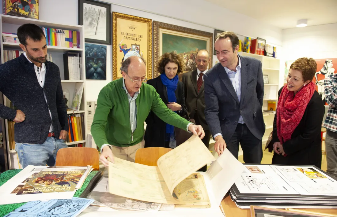 Pieras mostra amb legítim orgull un dels centenars d’originals que es conserven als fons del museu, des d’ara accessibles al públic. 