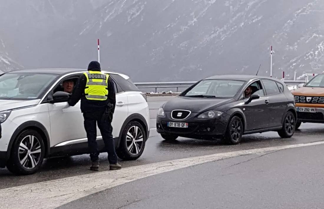 Duaners francesos controlant els vehicles que circulen per la duana de Porta, dimecres passat.