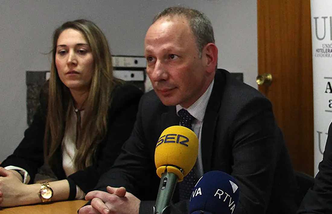 El president i la directora de la Unió Hotelera, Carles Ramos i Sarah-Jane Giménez.