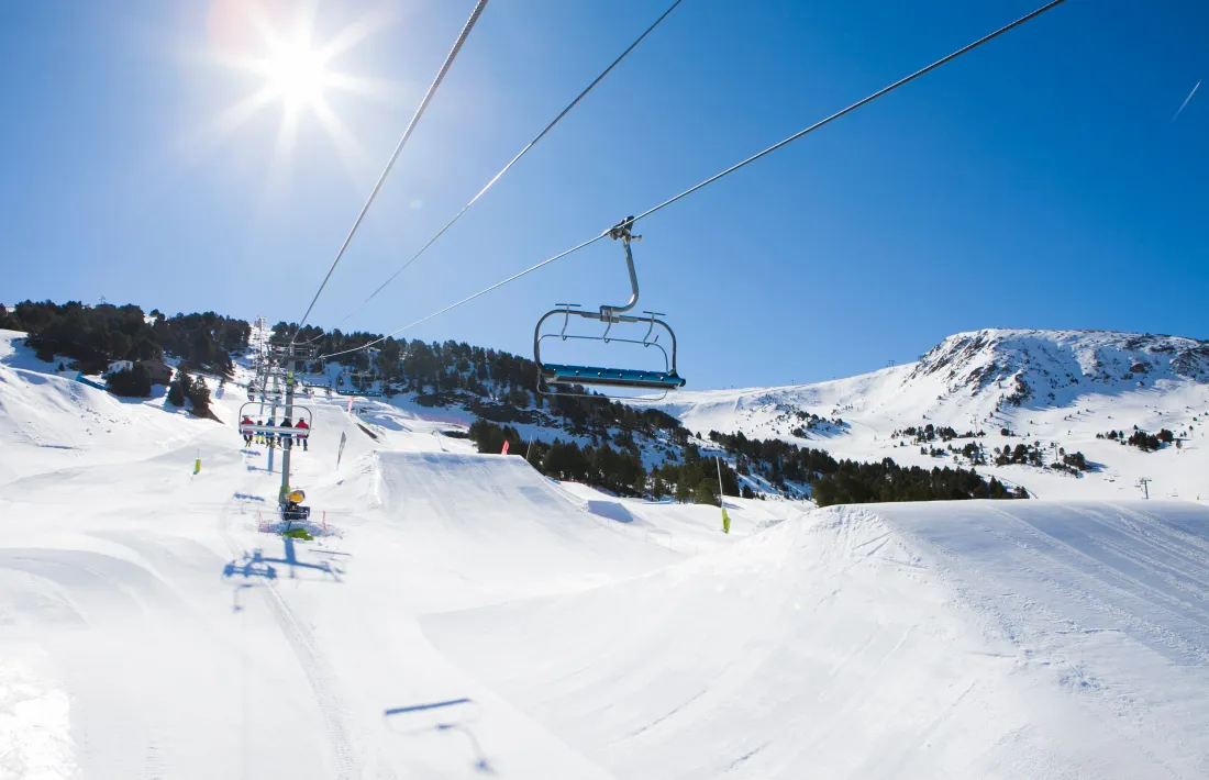 Un telecadira transporta esquiadors a les pistes de Grandvalira.