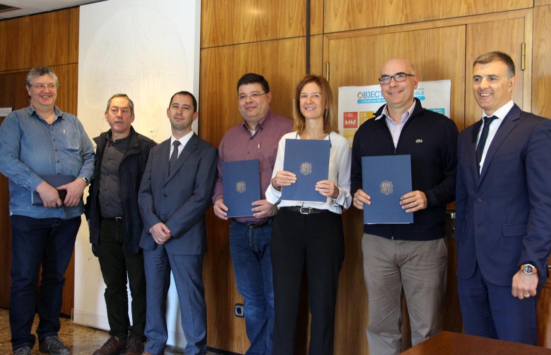 La ministra de Medi Ambient, Agricultura i Sostenibilitat en funcions, Sílvia Calvó, amb els representants de l'Associació d'Empreses d'Electricitat, Lampisteria i Climatització i el Col·legi Oficial d'Enginyers.