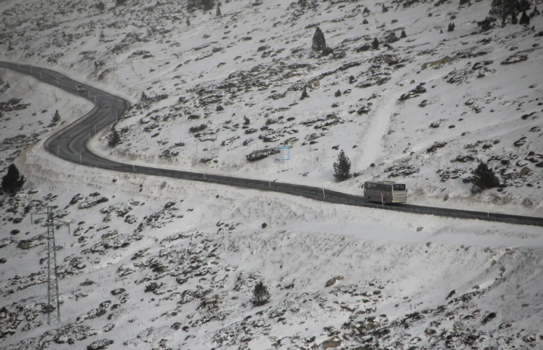 Fotografia d'arxiu de la carretera d'accés a França.