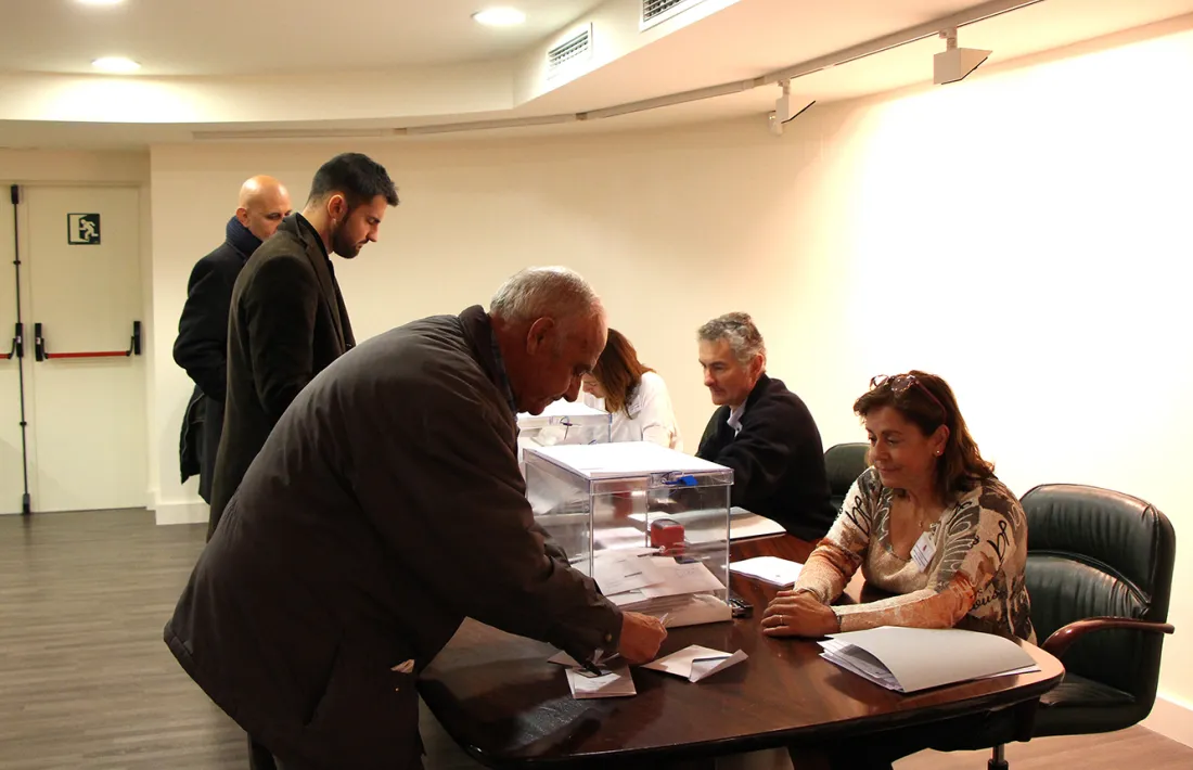 Electors dipositant el vot al consolat espanyol el primer dia habilitat per fer-ho.