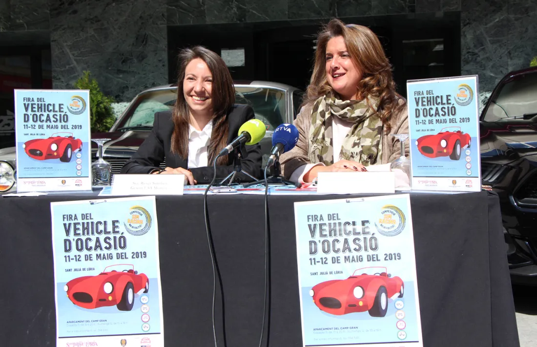 La consellera de Turisme, Meritxell Teruel, a la dreta, i la gerent d'USA Motors, Roser Sorribes, durant la roda de premsa.