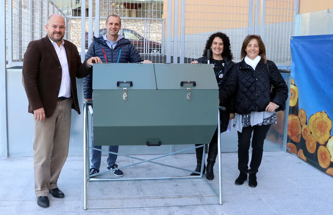 Els cònsols dʼEncamp, Jordi Torres i Esther París, amb la directora del departament dʼHigiene i Medi Ambient del Comú dʼEncamp, Vanessa Carrascosa i el director de lʼescola andorrana de primera ensenyança dʼEncamp, Santi Rodríguez.