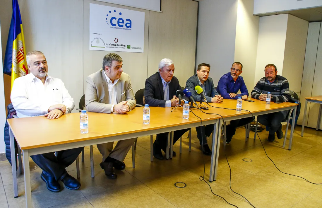 Els representants dels diferents sectors de la CEA en la roda de premsa d’ahir.