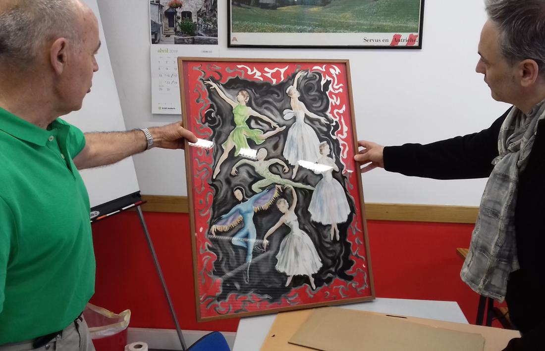 Claude Benet i Jaume Torra observen un dels cartells pintats per Judit Tulla; a la dreta, el cartell de l’actuació de l’Esbart Andorrà al cine Valira, el 16 de febrer del 1952.