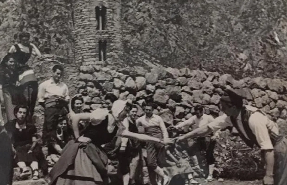 Dansaires de l’Esbart Andorrà, a Santa Coloma, i a la plaça major de Sant Julià, per la festa major del 1952.