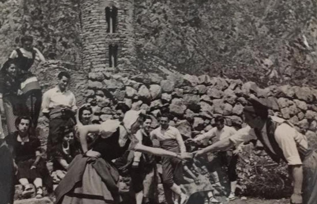 Dansaires de l’Esbart Andorrà, a Santa Coloma, i a la plaça major de Sant Julià, per la festa major del 1952.