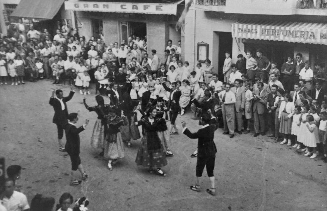 Dansaires de l’Esbart Andorrà, a Santa Coloma, i a la plaça major de Sant Julià, per la festa major del 1952.