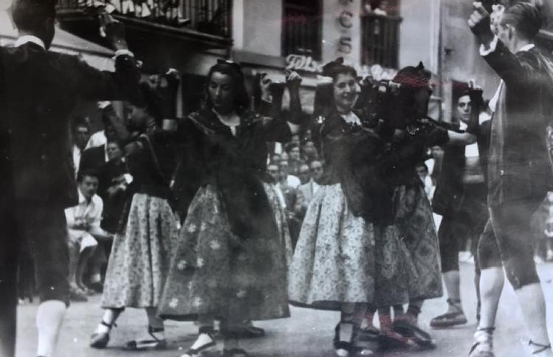 Dansaires de l’Esbart Andorrà, a Santa Coloma, i a la plaça major de Sant Julià, per la festa major del 1952.