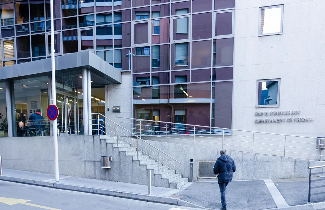 Façana de l'edifici administratiu de l'Obac, seu del departament d'Immigració.